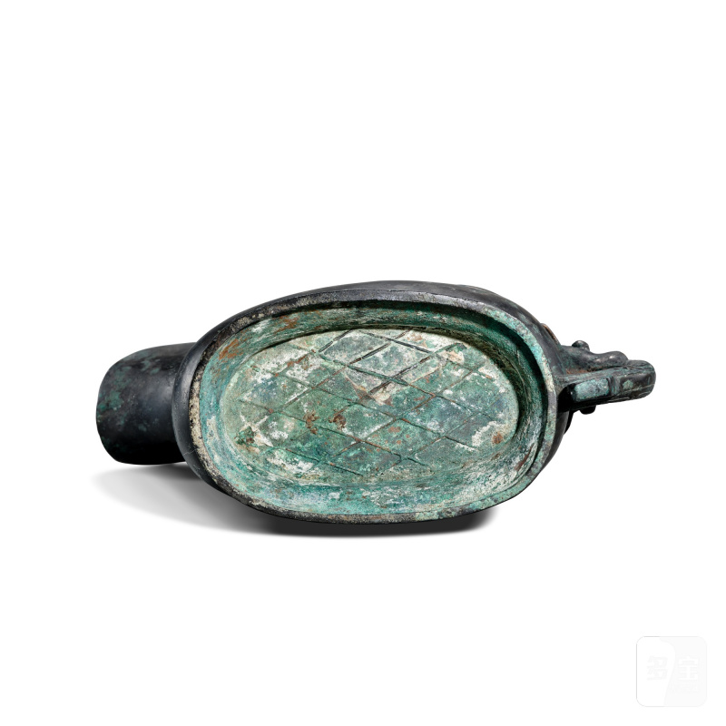 An archaic bronze ritual wine vessel and cover, gong, Western Zhou dynasty or later | 西周或更晚 青銅犧觥 - 图4